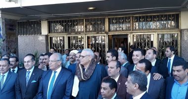 وزير التنمية المحلية يكرم 11 رئيس مدينة و21 نائبا و39 عاملا وموظفا بسوهاج
