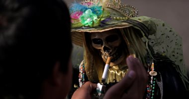 صور.. مكسيكيون يتبركون بـ"قديسة الموت" مع بداية العام طلبا للحظ