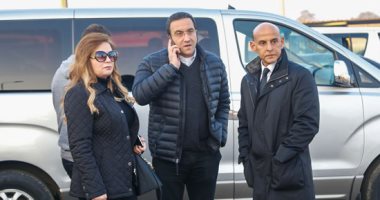 توافد أسرة الراحل إبراهيم نافع على مطار القاهرة لاستقبال جثمانه