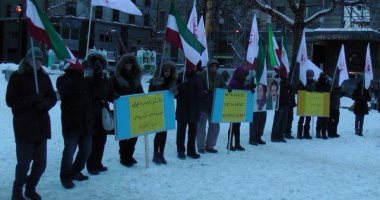 صور.. الجالية الإيرانية فى كندا تنظم مظاهرة دعما لـ"ثورة الفقراء"