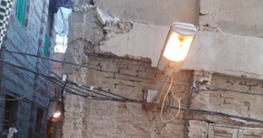 بالصور .. إنارة أعمدة الكهرباء نهاراً فى الظاهرية بالإسكندرية