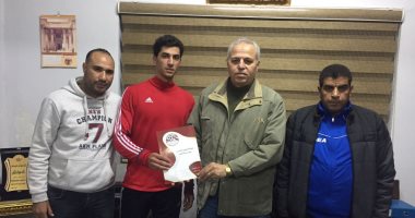 صورة.. لاعب المقاصة يوقع للإنتاج الحربى على سبيل الإعارة 