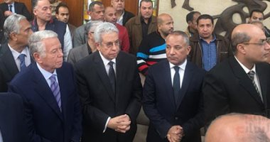 نقيب الصحفيين وحسن حمدى يصلان مبنى الأهرام للمشاركة فى جنازة إبراهيم نافع