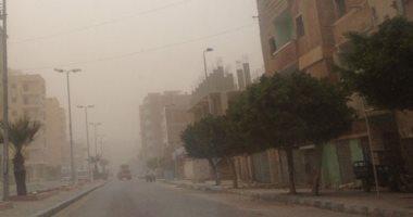 صور.. طقس سيئ يضرب محافظة مطروح والسحب الترابية تحجب الشمس