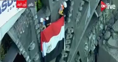 العاملون بأنفاق قناة السويس يرفعون علم مصر على ماكينة الحفر العملاقة