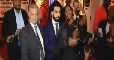 شاهد.. وصول محمد صلاح إلى مقر حفل "كاف" لأفضل لاعب أفريقي 2017  