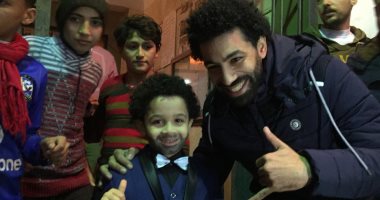 فيديو.. شبيه محمد صلاح يشارك أهالى نجريج متابعة حفل "كاف" لاختيار أفضل لاعب أفريقى