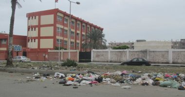 صور.. اضبط مخالفة.. القمامة تحاصر مدارس الزهور ببورسعيد