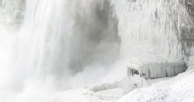 صور.. عاصفة ثلجية تلغى رحلات جوية وتقطع الكهرباء فى شرق كندا