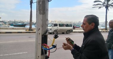 صور.. عزل وتغطية كابلات الكهرباء بميدان التحرير وأحمد عرابى بالإسكندرية