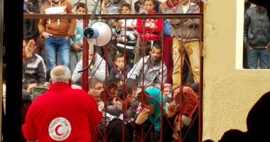 صور .. الهلال الأحمر المصري يوزع مساعدات للأهالى بشمال سيناء