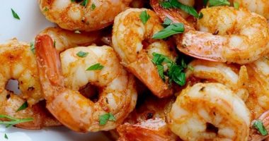 How does eating shrimp help in treating thyroid problems?