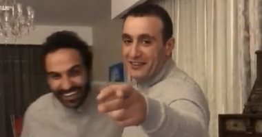 فيديو.. السقا وأحمد فهمى فى خناقة كوميدية بنفس "البلوفر"