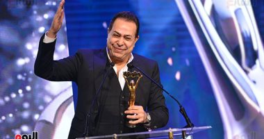 فيديو.. تكريم حكيم كأفضل مطرب شعبى بـ2017 فى حفل جوائز "وشوشة"