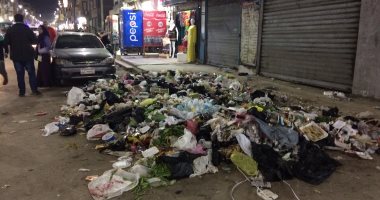 اضبط مخالفة.. القمامة تغلق طريق بأكبر الشوارع التجارية بالإسماعيلية "صور"