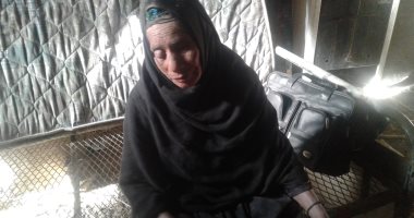 فيديو وصور.. عجوز كفيفة بسوهاج تتحدى إعاقتها وتصنع أطباقًا من النخل