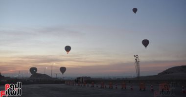 صور.. انطلاق 11 رحلة بالون تقل 220 سائحا أجنبيا ومصريا بالأقصر