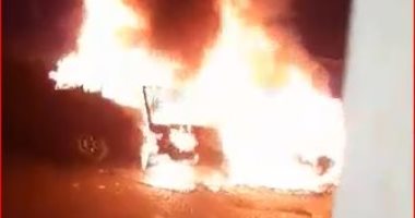 فيديو.. قارئ يرصد اشتعال النيران بسيارة ملاكى فى مدخل التجمع الأول
