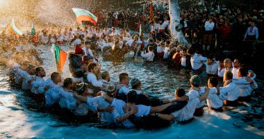 صور.. بلغاريون يحتفلون بـ"عيد الغطاس" بالرقص والغناء والسباحة ببلدة كالوفر