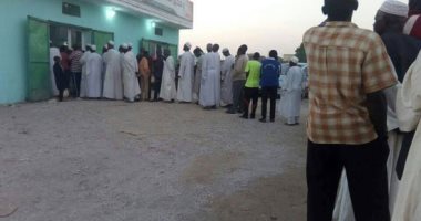 سودانيون غاضبون فى طوابير أمام المخابز بعد رفع الأسعار