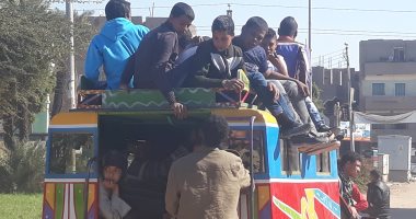 اضبط مخالفة .. طلاب المدارس يستقلون أسطح سيارات النقل بقنا "صور"