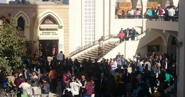 صور..مواطنون بأعلام مصر يتوافدون على كاتدرائية أسوان لتقديم التهانئ 
