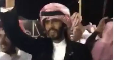 فيديو.. عائلات الحمايل بقطر يرفعون أعلام دول الخليج ويتغنون بالملك سلمان