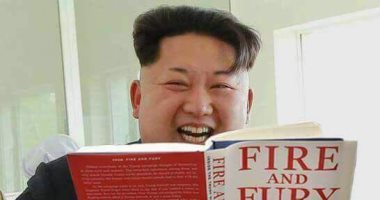 كيم يسخر من ترامب.. نشطاء يتداولون صورة زعيم كوريا يقرأ كتاب "نار وغضب"