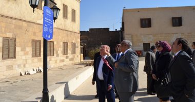 صور.. وزير الثقافة يناقش مشروع تطوير المنطقة المحيطة بمتحف نجيب محفوظ