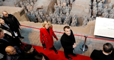 صور.. رئيس فرنسا وزوجته يزوران ضريح الإمبراطور الصينى "تشين شى هوانج تى"
