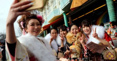 جميلات اليابان يحتفلن بيوم "بلوغ سن الرشد" فى طوكيو