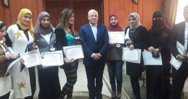 محافظ بورسعيد يكرم مدرسات مبادرة "سيب بصمتك" لتجميل الأسوار بشوارع