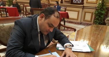 رئيس "صناعه البرلمان" يوقع استمارة تزكية السيسي لفترة رئاسة ثانية 
