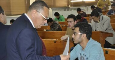 رئيس جامعة قناة السويس يتفقد لجان الامتحانات بالكليات