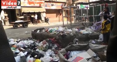 فيديو.. انتشار وتراكم القمامة أمام كشك مراقبة النظافة بإمبابة