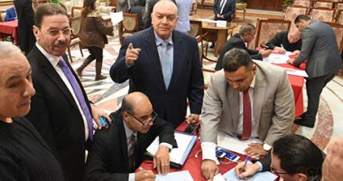 البرلمان يبايع زعيم مصر.. 367 نائبا يزكون السيسي للانتخابات فى 180 دقيقة (صور)