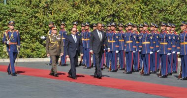 صور.. الرئيس السيسى ونظيره الإريترى يستعرضان حرس الشرف بقصر الاتحادية
