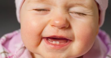 ماذا يحدث لجسم طفلك مع بداية ظهور الأسنان؟