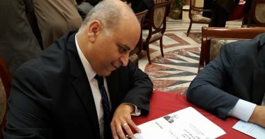 نائب رئيس ائتلاف دعم مصر يوقع استمارة تزكية "السيسى"