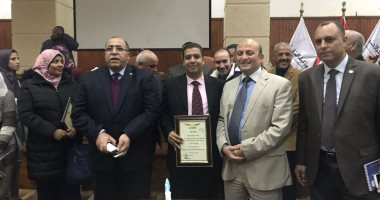 رئيس هيئة موانئ البحر الأحمر يكرم 17 عاملا من المحالين على المعاش