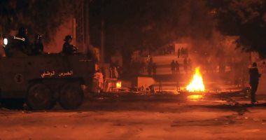 تجدد الاشتباكات بين متظاهرين ضد غلاء الأسعار والشرطة فى تونس (صور)