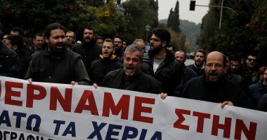 متظاهرون يونانيون يحتجون أمام مكتب رئيس الوزراء على إصلاحات عمالية (صور)