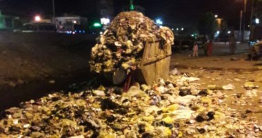 بالصور.. تلال من القمامة داخل الكتلة السكنية بمنطقة السماد بمحافظة أسوان