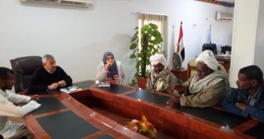 رئيس مدينة القصير بالبحر الأحمر يلتقي بشيوخ قرية الشيخ مالك لحل مشاكلهم