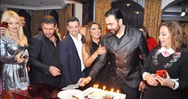 صور وفيديو .. محمد كريم يحتفل بعيد ميلاده فى دبى وسط أصدقائه