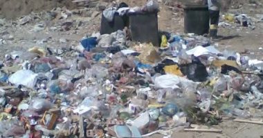 صور.. تلال القمامة بين الكتلة السكنية فى المنطقة الخضراء بالمنتزة 