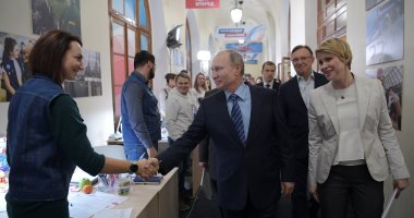 صور.. جمع توقيعات دعما لترشيح بوتين للانتخابات الرئاسية الروسية