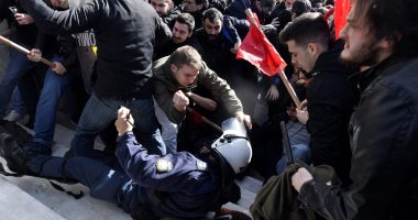 صور.. اشتباكات عنيفة فى اليونان أثناء محاولة محتجين اقتحام مقر البرلمان