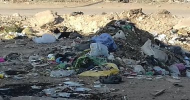 بالصور.. القمامة تجتاح شوارع قرية ذات الكوم فى الجيزة والأهالى يشكون
