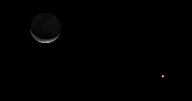 هلال قمر نهاية الشهر بالقرب من نجم قلب العقرب فجرًا فى ظاهرة مشاهدة بالعين